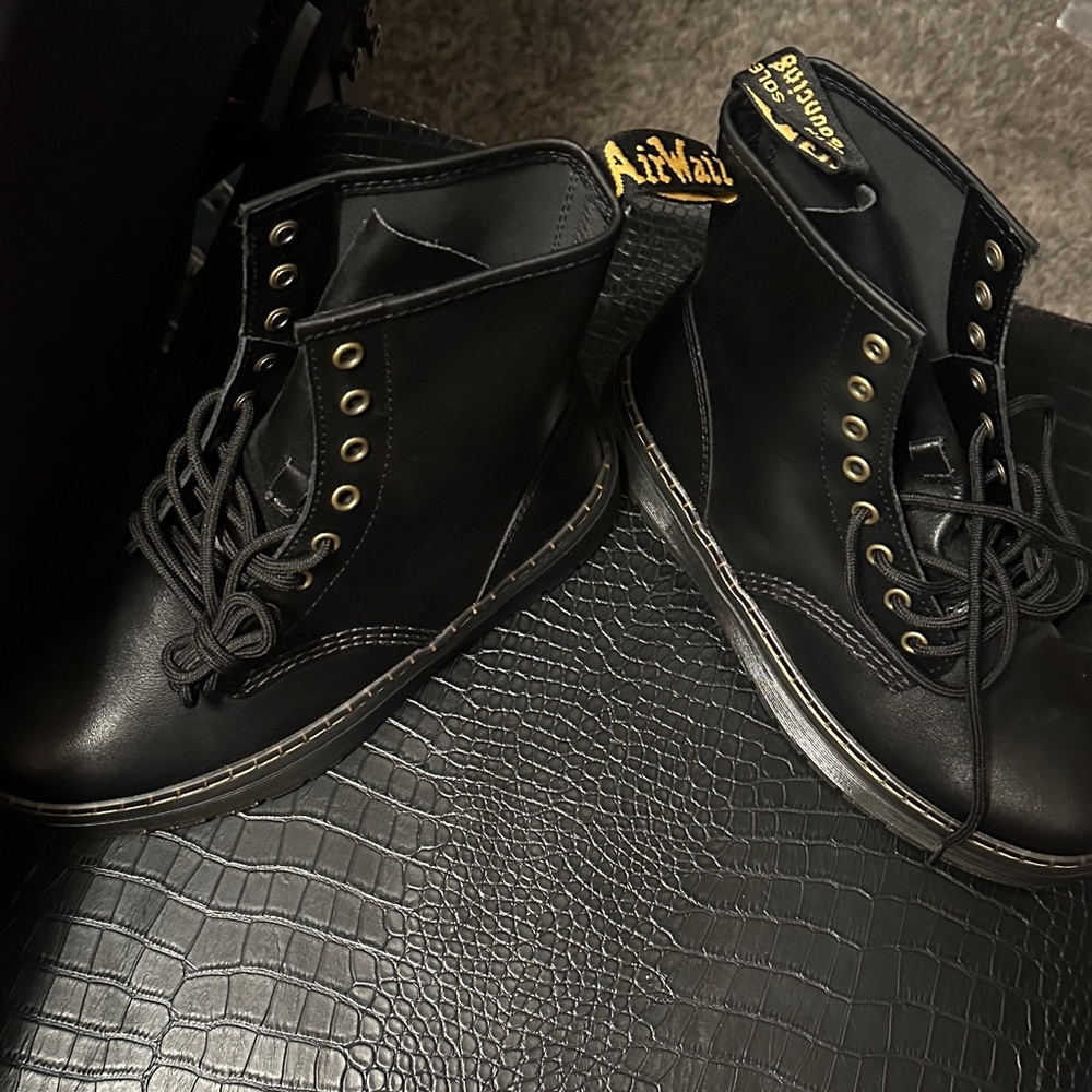 Dr. Marten  8 hole Boots
